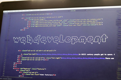 日落余暉中的代碼時光 現代Web開發者的數字工作臺